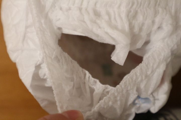 マミーポコおむつ(ドラえもん)とパンパース(しまじろう)おむつの比較 足回り 横漏れガード